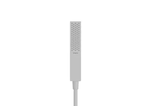 Weißer Stabhandbrausekopf von Hansgrohe mit einem schlanken Design und gebohrten Düsen zur Wasserausgabe, montiert am flexiblen Schlauch.